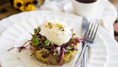 Photo of Œuf poché sur un gâteau croustillant au quinoa •