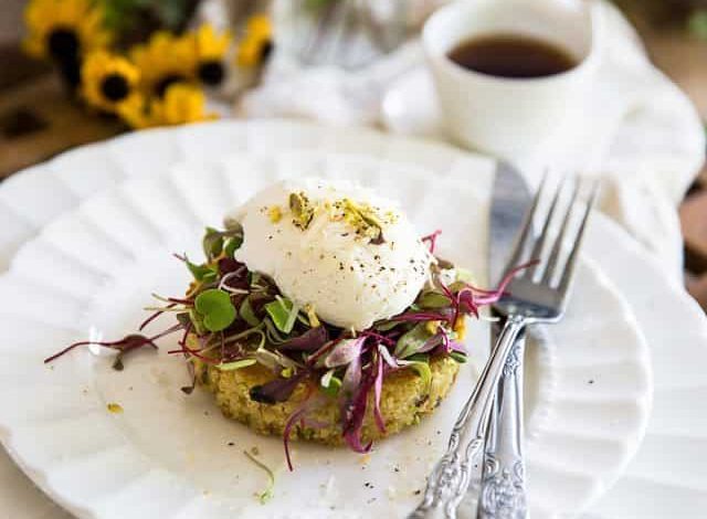 Simple but incredibly elegant, this scrumptious Poached Egg over Crispy Quinoa Cake is the perfect dish to surprise a loved one with breakfast in bed!