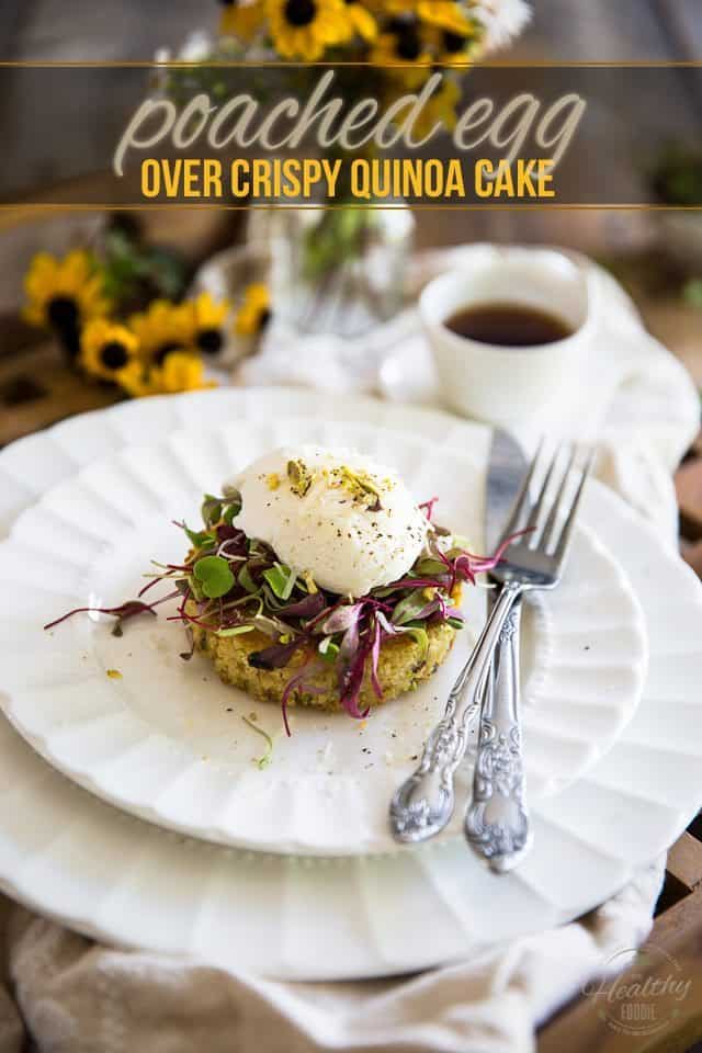 Simple mais incroyablement élégant, ce délicieux œuf poché sur un gâteau croustillant au quinoa est le plat parfait pour surprendre quelqu'un de spécial dans votre vie avec un petit-déjeuner au lit!