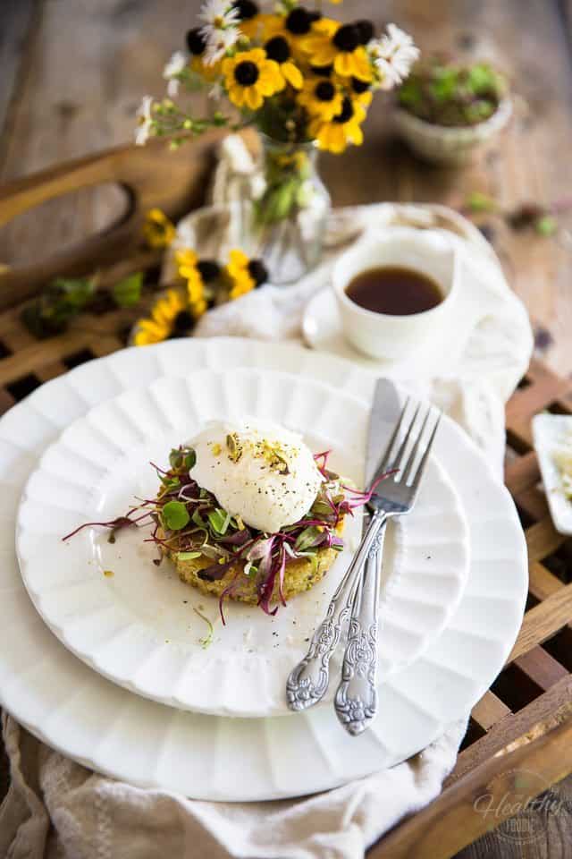 Simple mais incroyablement élégant, ce délicieux œuf poché sur un gâteau croustillant au quinoa est le plat parfait pour surprendre un être cher avec un petit-déjeuner au lit!