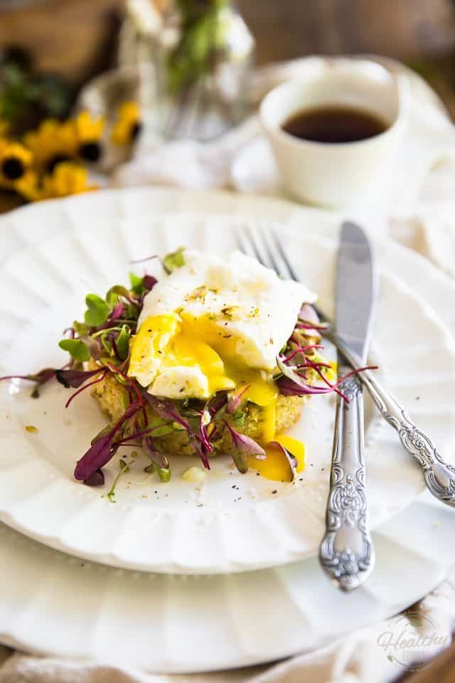 Simple mais incroyablement élégant, ce délicieux œuf poché sur un gâteau croustillant au quinoa est le plat parfait pour surprendre un être cher avec un petit-déjeuner au lit!