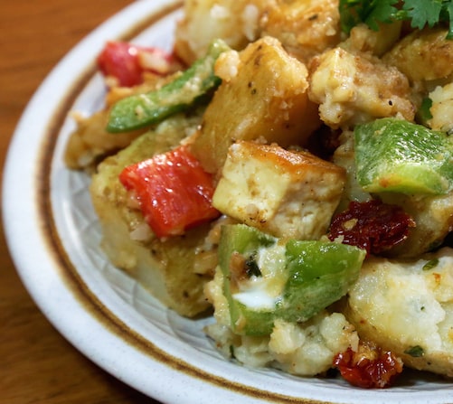Salade de pommes de terre marinées et tofu aux tomates séchées recette
