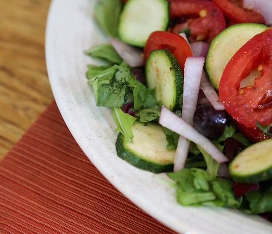 Recette de salade de tomates, courgettes et oignons rouges