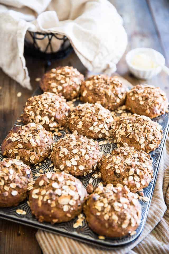 Muffins à l'avoine et aux raisins secs |  thehealthyfoodie.com