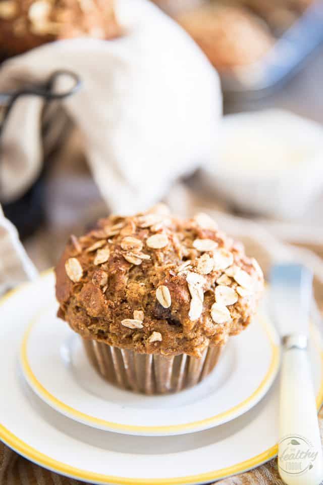 Muffins à l'avoine et aux raisins secs |  thehealthyfoodie.com