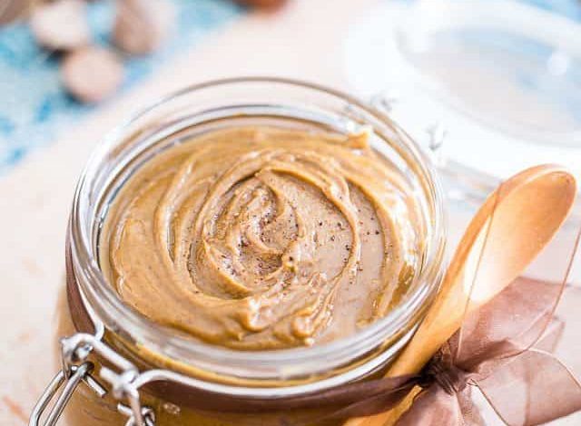 This Gingerbread Cookie Butter is absolute perfection: creamy just like pure frosting, it explodes with sweet gingerbread spiciness and nutty saltiness.