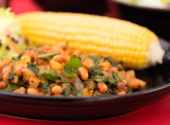 Tempeh barbecue aux pois aux yeux noirs et aux légumes verts