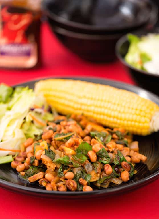 Tempeh barbecue aux pois aux yeux noirs et aux légumes verts