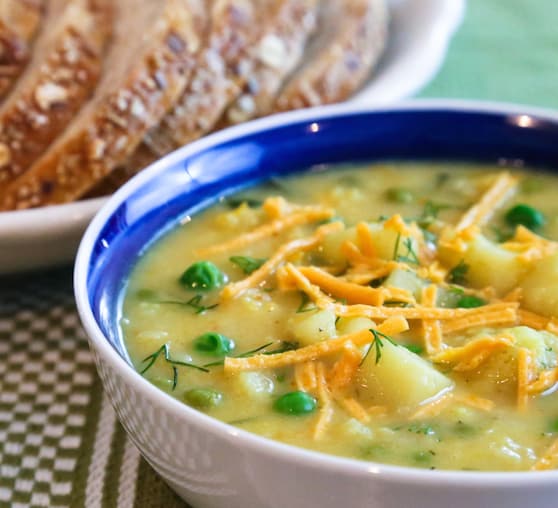 Recette de soupe végétalienne au chou-fleur et au cheddar