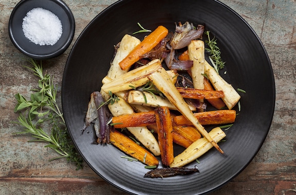 Mélange de légumes racines rôtis - carottes, navets, betteraves, panais