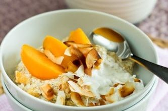 Photo of Pêches crémeuses et quinoa à la noix de coco «Gruau» •