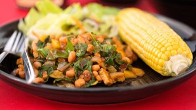 Photo of Bacon au tempeh barbecue avec pois aux yeux noirs et légumes verts