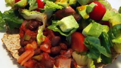 Photo of Tostadas aux haricots noirs et aux légumes frais super faciles