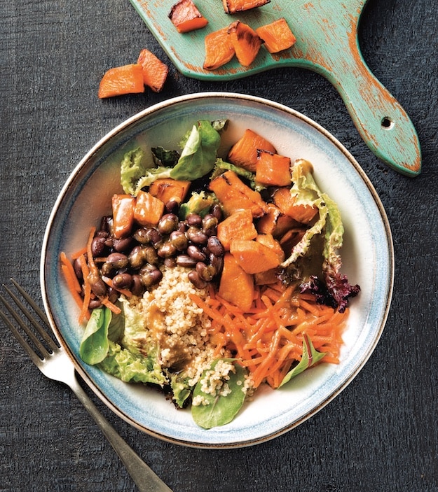 Bol de haricots noirs et de quinoa au cumin et à la lime