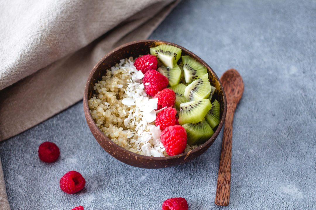 Bol petit-déjeuner au quinoa sucré
