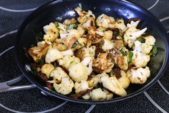 Chou-fleur rôti à la poêle avec tomates séchées - Recettes du Monde