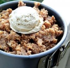 Photo of Cobbler chaud aux pommes et aux noix