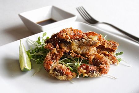 Pousses de radis, utilisées dans cette recette de crabe à carapace molle à base de chapelure de panko et de sauce ponzu au gingembre