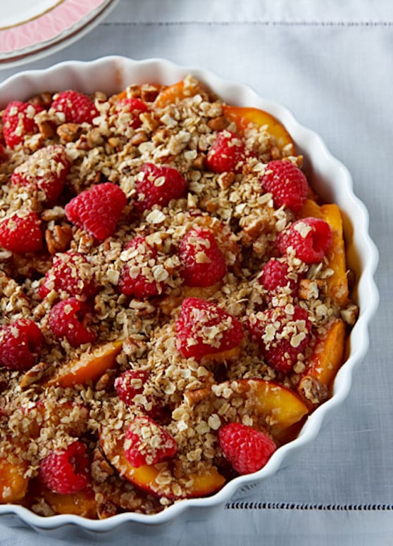 Crumble végétalien aux pêches et framboises non cuit 