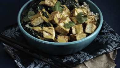 Photo of Bol de sauce au cari et aux arachides avec tofu et chou frisé