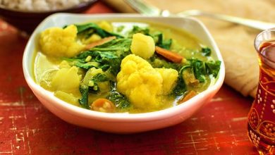 Photo of Curry de chou-fleur à la noix de coco avec feuilles de moutarde et épinards