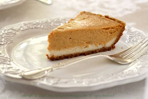 Cheesecake à la citrouille végétalienne sur plaque blanche avec fourchette en argent table de vacances dessert de Thanksgiving