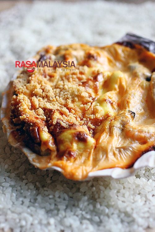 Dynamite de fruits de mer - bébés crevettes, chair de crabe, pétoncles de laurier, palourdes dans une sauce crémeuse à la mayonnaise, agrémentée d'un peu de masago.  |  rasamalaysia.com