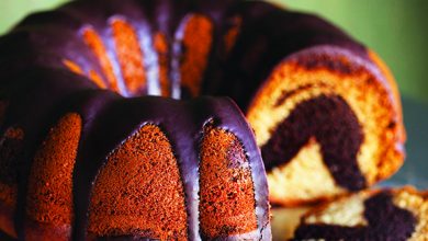 Photo of Gâteau Bundt à la vanille et au chocolat avec glaçage au fudge au chocolat