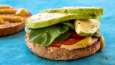 Photo of Sandwich au houmous, à l’avocat, à la tomate et aux bébés épinards