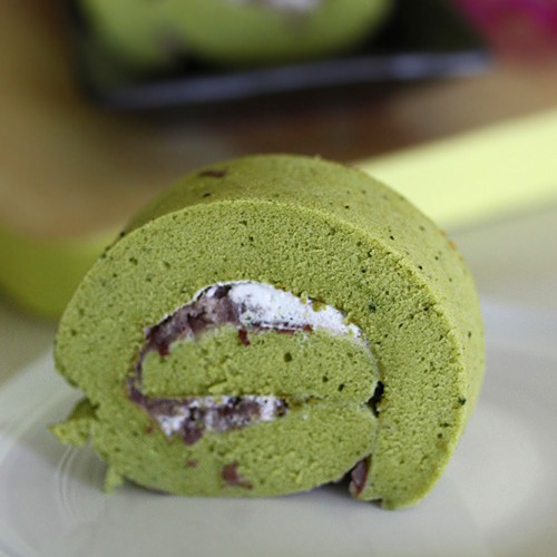 Le rouleau de matcha est un gâteau japonais populaire.  C'est une génoise rafraîchissante roulée avec une garniture à la crème et aux haricots rouges.  Recette de rouleau de matcha facile.  |  rasamalaysia.com