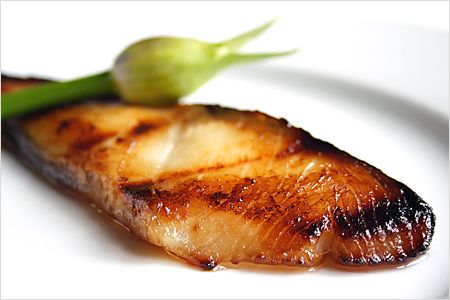 Miso Cod - délicieux, moelleux, tendre et délicieux poisson de morue mariné au miso japonais.  Cette recette de morue miso est rendue célèbre par Nobu Matsuhisa.  |  rasamalaysia.com