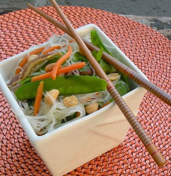 Nouilles de riz aux champignons shiitake et pois mange-tout