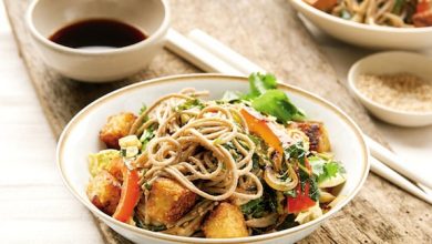 Photo of Nouilles soba au sésame avec choux verts et croûtons au tempeh