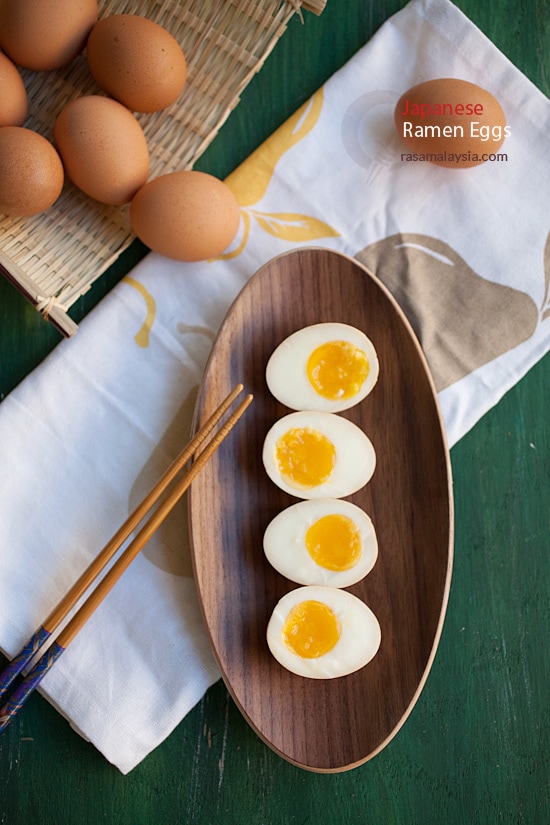 Comment faire des œufs de ramen japonais (ajitsuke tamago), recette super facile qui donne des œufs délicieux et qui coulent.