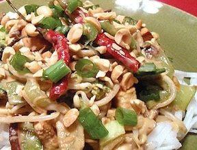 Photo of Pad thaï avec sauce épicée aux arachides