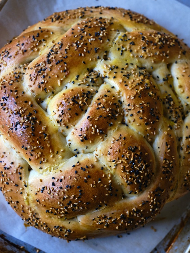 Pain aux oignons tressé fourré aux oignons caramélisés et au gruyère