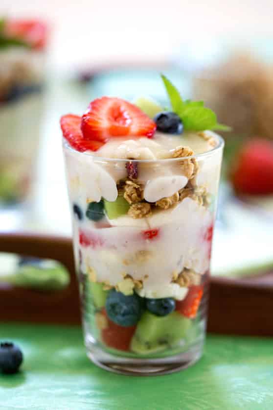 Parfaits aux fruits et yogourt avec granola
