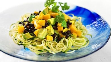 Photo of Pâtes aux courgettes avec salsa à la mangue, à l’avocat et aux haricots noirs