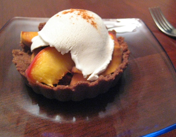 Tarte aux pêches sans gluten avec croûte de teff