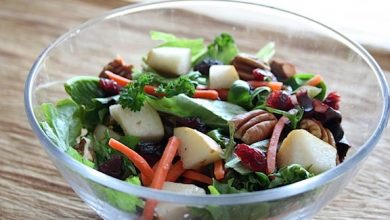 Photo of Verts mélangés avec poires, canneberges et pacanes