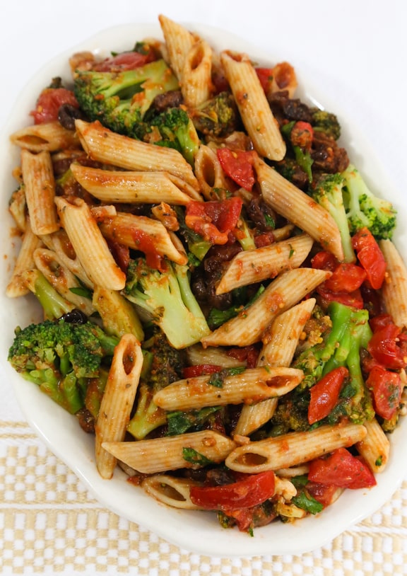 Penne aux tomates, brocoli, raisins secs et noix