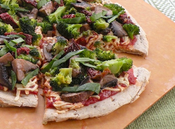Pizza végétalienne au brocoli, aux champignons et aux tomates séchées