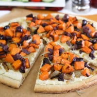 Pizza vegan blanche aux patates douces, oignons et olives