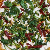 Pizza blanche vegan aux asperges et épinards