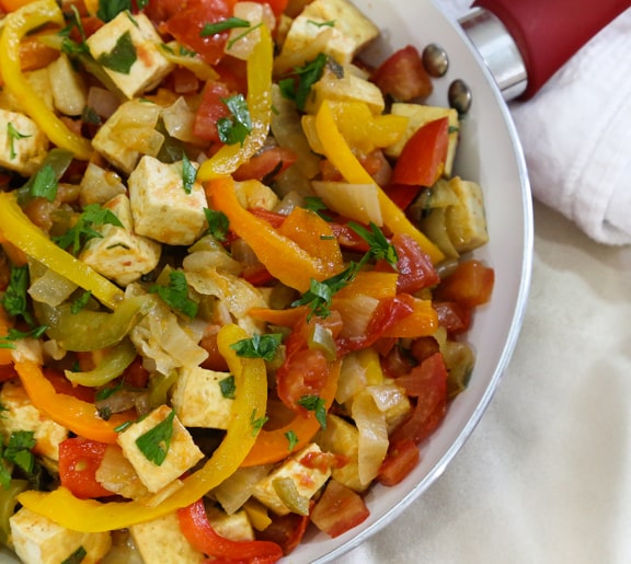 Poêle d'été au tofu avec tomates et poivrons recette