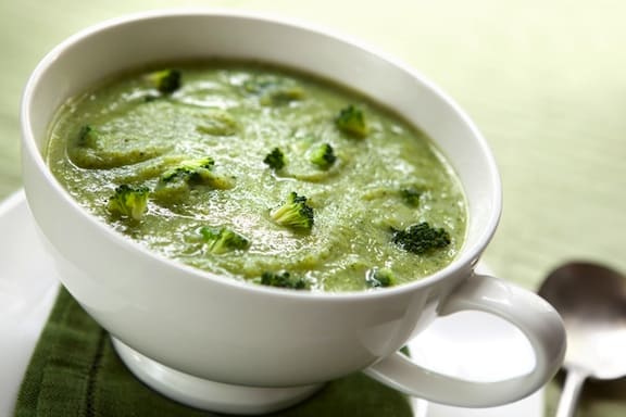 Recette de soupe au brocoli crémeuse végétalienne
