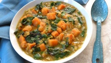Photo of Soupe aux lentilles rouges au cari avec patates douces et légumes verts