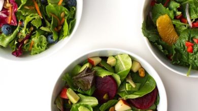 Photo of Salades de légumes verts mélangés fruités et noisettes