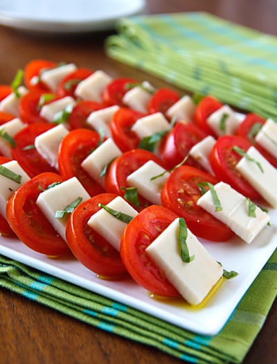 Salade Caprese Vegan (tomates, mozzarella végétalienne et basilic)