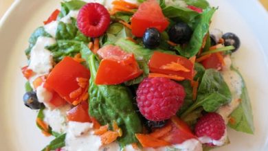 Photo of Salade de carottes et baies avec vinaigrette poivrée aux noix de cajou